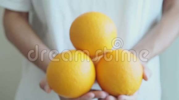 克莱门汀一种柑橘类水果一个女人用手把他们集中起来视频的预览图
