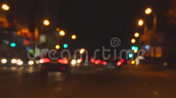 夜间街景模糊夜晚灯火通明视频的预览图
