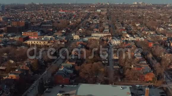 秋季末多伦多西区居民区的空中拍摄视频的预览图