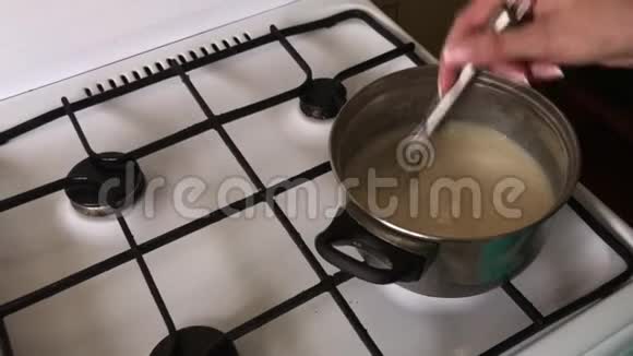 女人做奶油冻做一个饼干面包屑和牛奶果冻蛋糕桌子表面是配料和烹饪视频的预览图