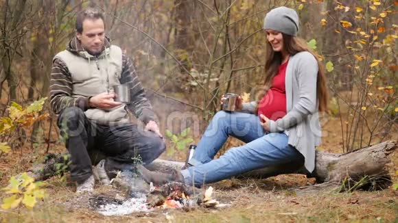 孕妇和丈夫在炉火旁休息视频的预览图