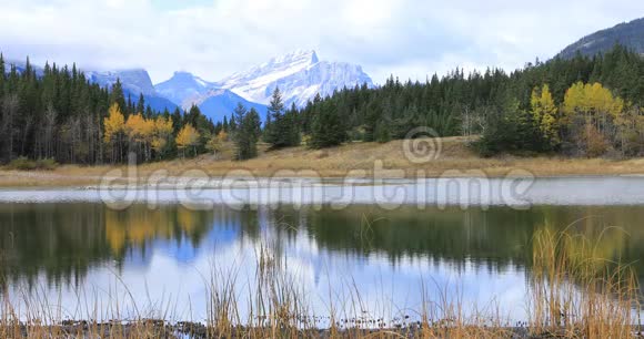 加拿大鲍曼河谷省级公园的湖泊和山脉视频的预览图