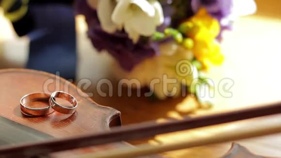 结婚戒指在小提琴上视频的预览图