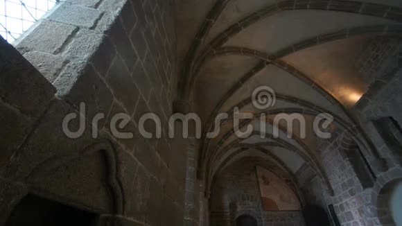 圣米歇尔岛修道院里有许多门的大厅视频的预览图