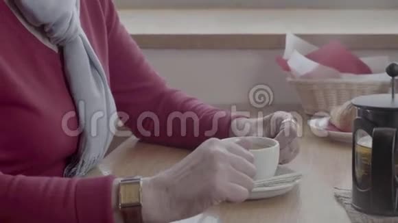 一个老女人的皱纹吹到茶已经冷却视频的预览图