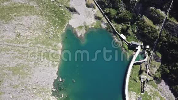 上上下下无人驾驶飞机鸟瞰Barbellino湖一个高山人工湖意大利阿尔卑斯山意大利视频的预览图