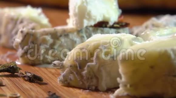 叉子吃一片天然山羊奶酪视频的预览图