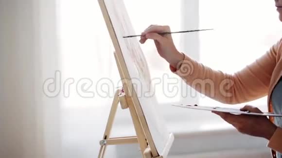 家中有调色板和画笔的艺术家视频的预览图