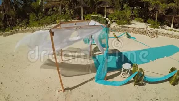 海滩上的婚礼拱门参加婚礼鸟瞰博霍尔海岸岛空中飞行菲律宾视频的预览图