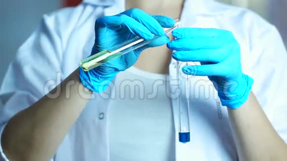科学家女性在实验室或医院将液体倒入医用试管视频的预览图