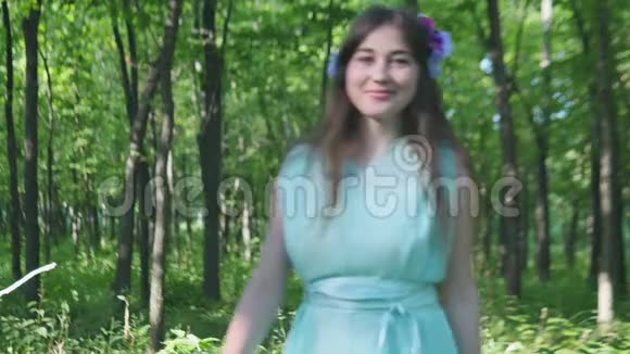 森林中的一个森林少女视频的预览图