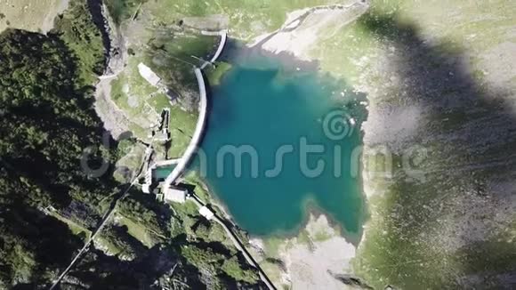 上上下下无人驾驶飞机鸟瞰Barbellino湖一个高山人工湖意大利阿尔卑斯山意大利视频的预览图