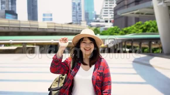 迷人的年轻微笑亚洲女性户外肖像在城市真人系列户外生活方式时尚肖像视频的预览图