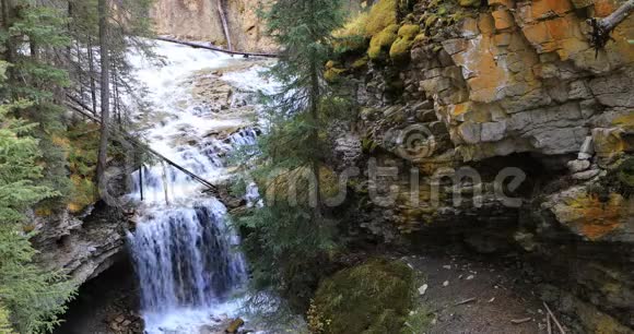 加拿大班夫国家公园峡谷瀑布视频的预览图