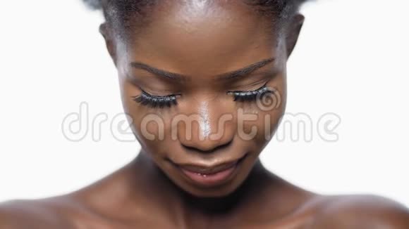 漂亮性感的黑人模特微笑着摆姿势视频的预览图