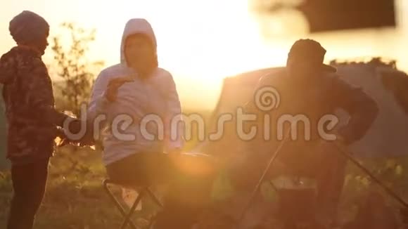 日落时分一家人在篝火旁做饭视频的预览图