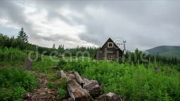 云飞过山林间的小屋视频的预览图