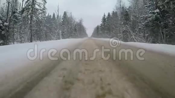 冬天在乡间小路上开车慢动作视频背面视图视频的预览图