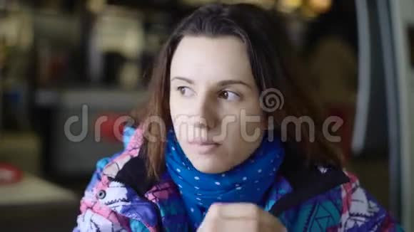 女孩从街上跑进咖啡馆很快就会吃东西黑发女人穿着运动夹克吃法语视频的预览图