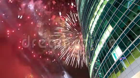俄罗斯莫斯科国际商务中心城市摩天大楼上空的烟火视频的预览图