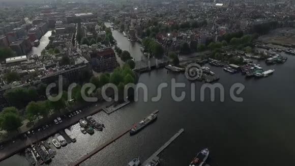 阿姆斯特丹游艇泊位的鸟瞰图视频的预览图