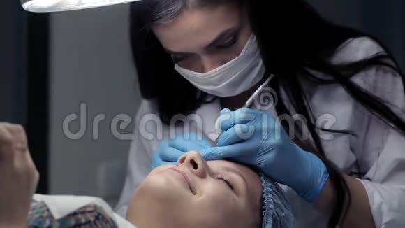 在诊所里美容师给病人做了机械的面部清洁视频的预览图