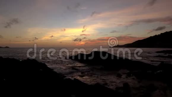 日落时带海滩波浪的热带海洋视频的预览图