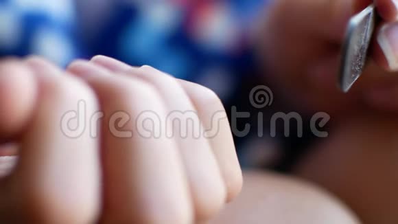 这个女孩在家做指甲一个女人正在她的手臂上剥指甲特写视频的预览图