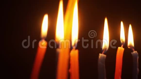 彩色蜡烛燃烧保险丝的特写视频的预览图