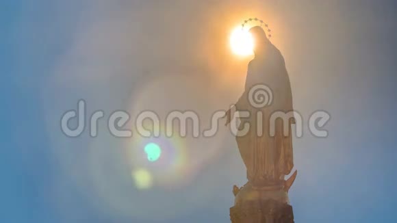 圣玛丽纪念碑后面有太阳位于克罗地亚萨格勒布大教堂时代前的广场上视频的预览图