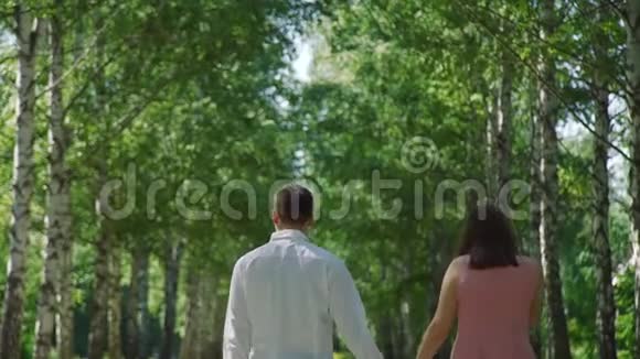 情侣手牵手漫步公园视频的预览图