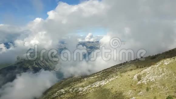 从山顶和云上观看录像可以看到远处的高山视频的预览图