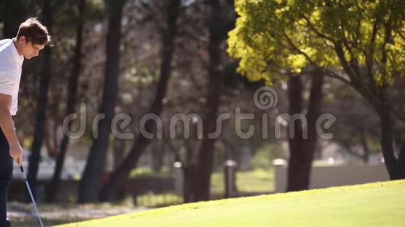 高尔夫球手击球视频的预览图