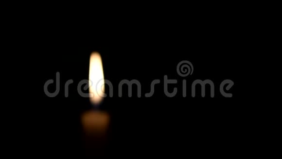 黑色背景上的蜡烛火焰黑暗中的老黄烛哀悲或哀的概念视频的预览图