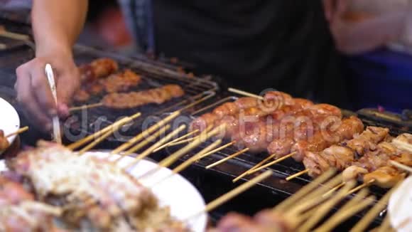 亚洲的街头美食传统的街头菜肴夜间食品市场视频的预览图