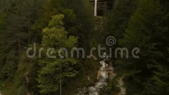 国家公园特里格拉夫斯洛文尼亚的空中瀑布Pericnik视频的预览图