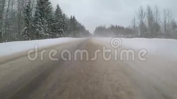 冬天在乡间小路上开车慢动作视频背面视图视频的预览图