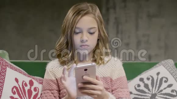少女在家里用智能手机和朋友聊天视频的预览图