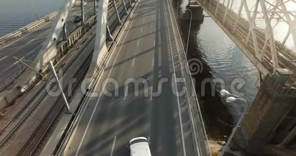 沿着桥行驶的卡车高质量视频的预览图