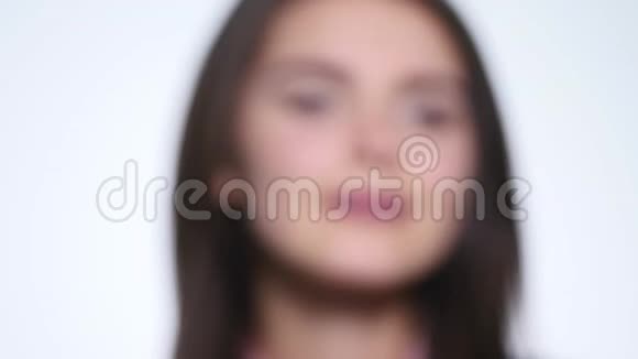 年轻迷人的女人用空气吻别的白色背景视频的预览图