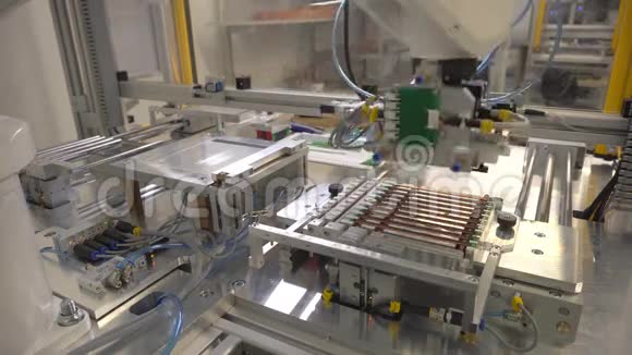 在工厂工作的机器人视频的预览图