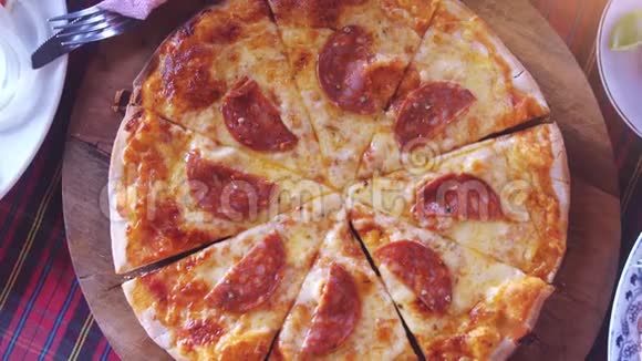带意大利腊肠的披萨顶景相机旋转慢动作3840x2160视频的预览图