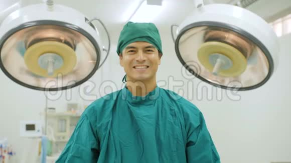 手术室男外科医生的肖像视频的预览图