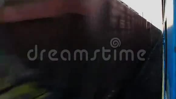 经过货运列车视频的预览图