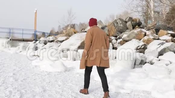 冬天一个年轻人走在冰上视频的预览图