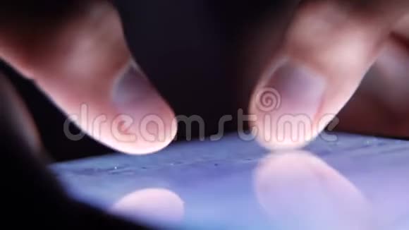 特写手指在智能手机上键入短信视频的预览图