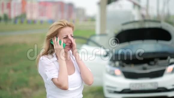 女人和破车用手机求救哭泣的女人视频的预览图
