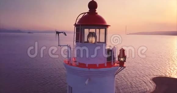 日出时关闭老托卡雷夫斯基灯塔的全景鸟瞰图海参崴视频的预览图
