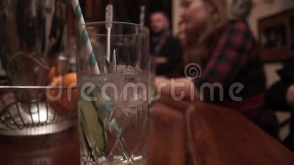 一杯加冰和黄瓜片的鸡尾酒玻璃鸡尾酒视频的预览图