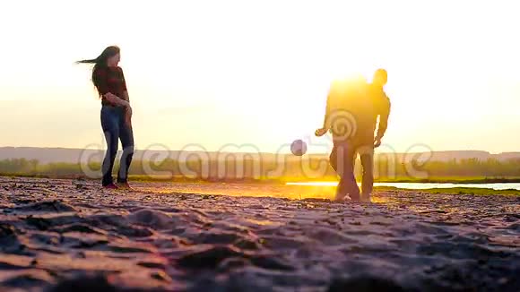 日落时在海滩上踢足球体育学生在海滩上放松视频的预览图